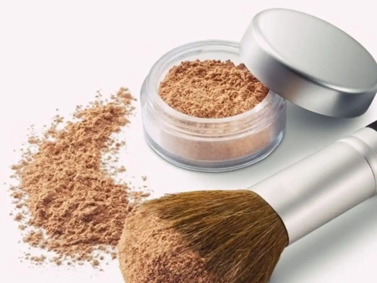 Phấn phủ dạng bột có kết cấu hạt phấn siêu mịn, tơi xốp Phấn phủ dạng bột có kết cấu hạt phấn siêu mịn, tơi xốp
