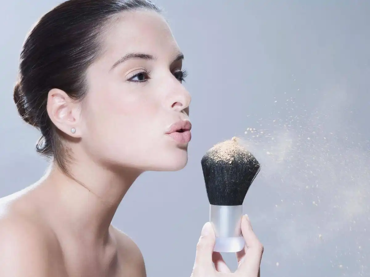 Phấn phủ là mỹ phẩm dạng bột, có thể màu hoặc trong suốt Phấn phủ là mỹ phẩm dạng bột, có thể màu hoặc trong suốt