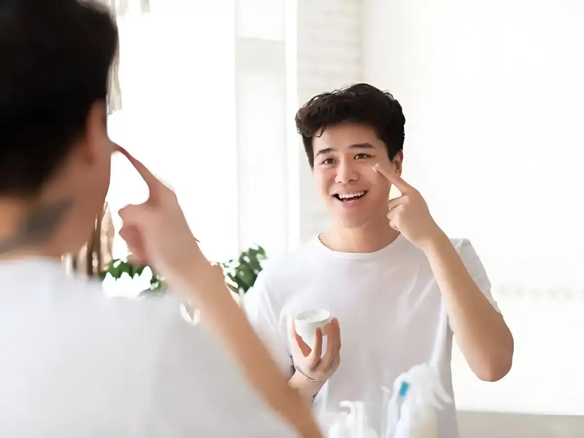 Quy trình chăm sóc da cơ bản cho nam giới buổi sáng Quy trình chăm sóc da cơ bản cho nam giới buổi sáng