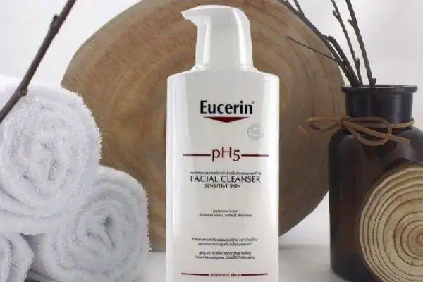 Sữa rửa mặt Eucerin