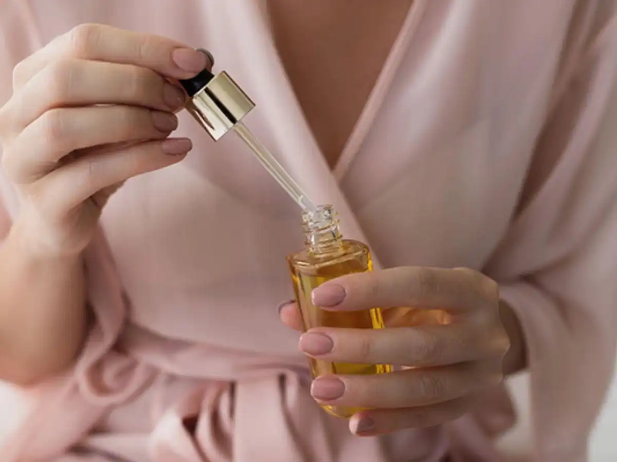 Serum mỏng nhẹ thấm nhanh vào da, không gây nhờn rít Serum mỏng nhẹ thấm nhanh vào da, không gây nhờn rít