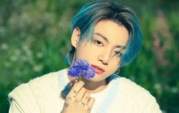 Son dưỡng màu hồng nhạt, đỏ cam… lên môi có màu vô cùng tự nhiên, cuốn hút