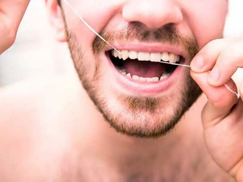 Sử dụng chỉ nha khoa để kiểm tra hôi miệng Sử dụng chỉ nha khoa để kiểm tra hôi miệng