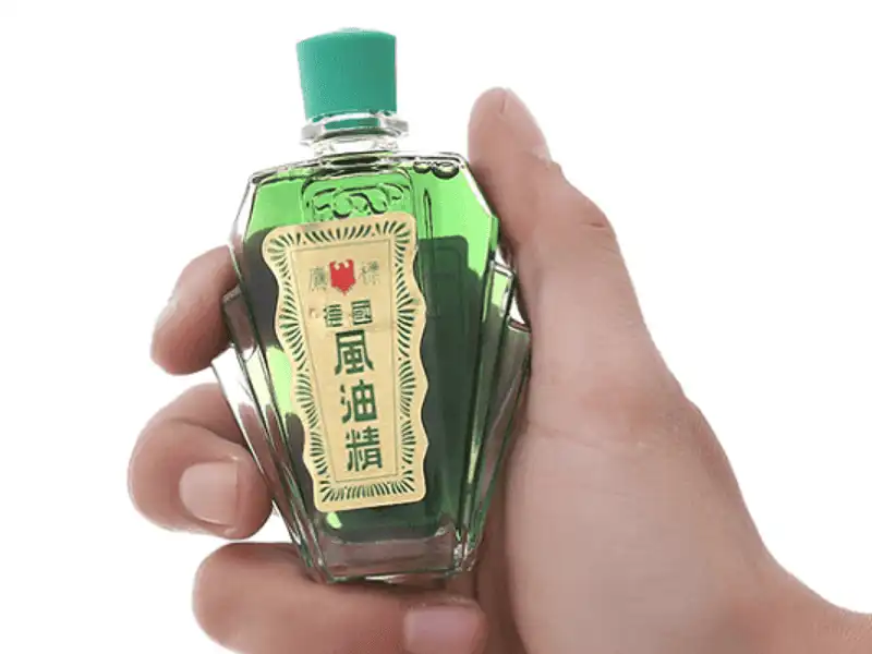 Sử dụng dầu gió để khử mùi hôi giày thể thao