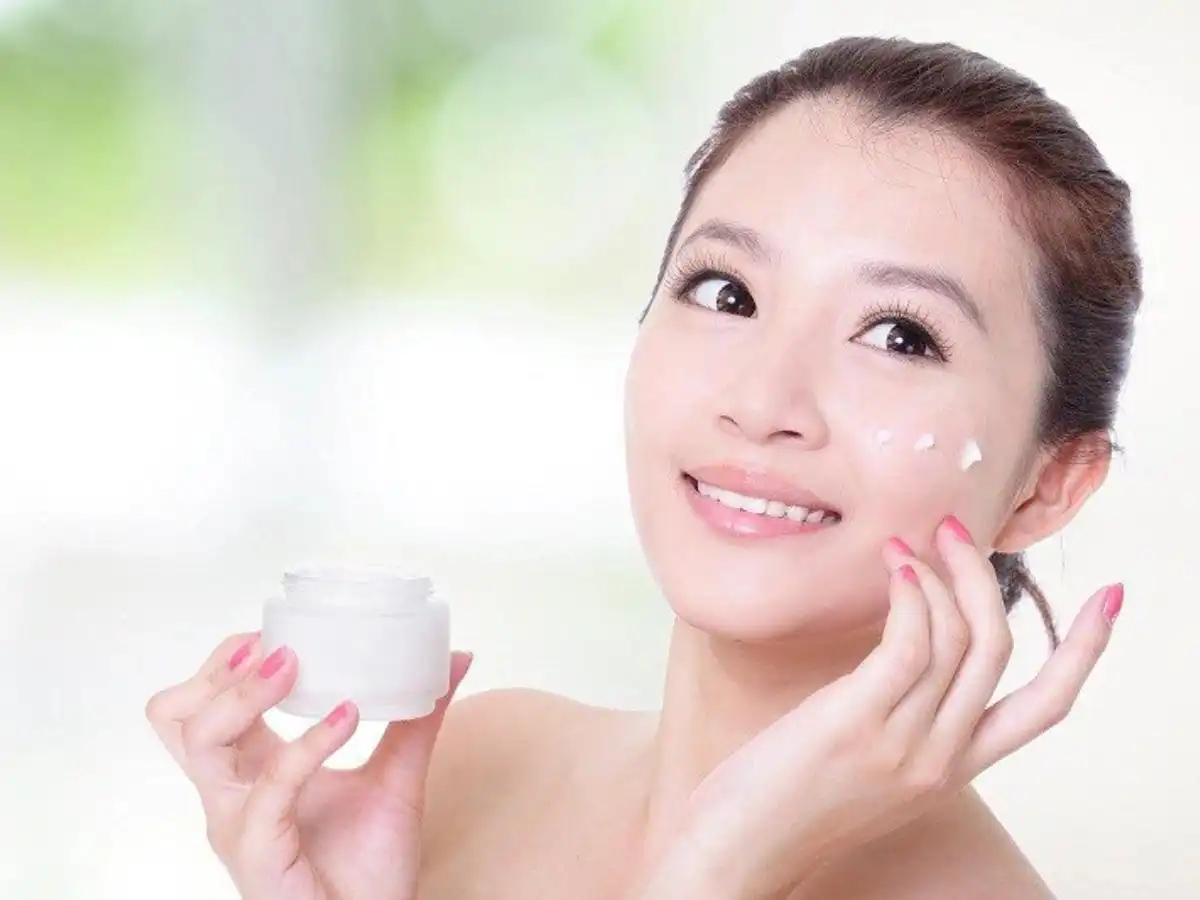 Sử dụng kem dưỡng ẩm làm lớp bảo vệ mỏng nhẹ