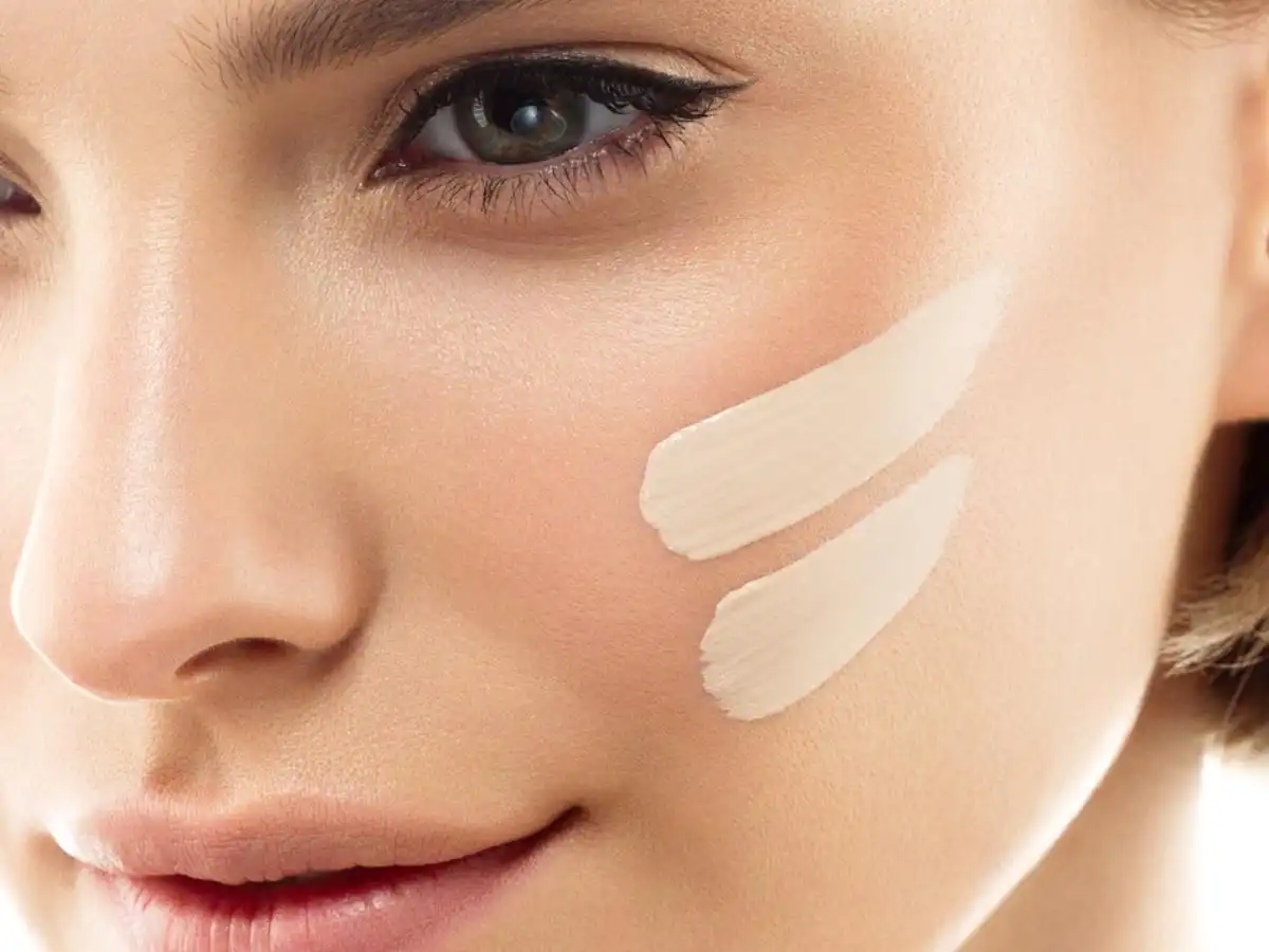 Sử dụng lớp kem nền mỏng nhẹ Sử dụng lớp kem nền mỏng nhẹ