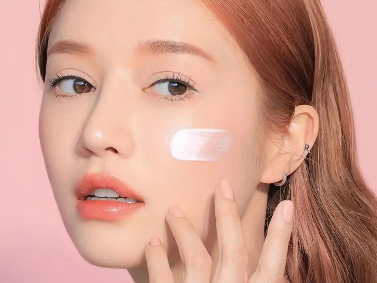 Sử dụng một lượng kem nền vừa đủ Sử dụng một lượng kem nền vừa đủ