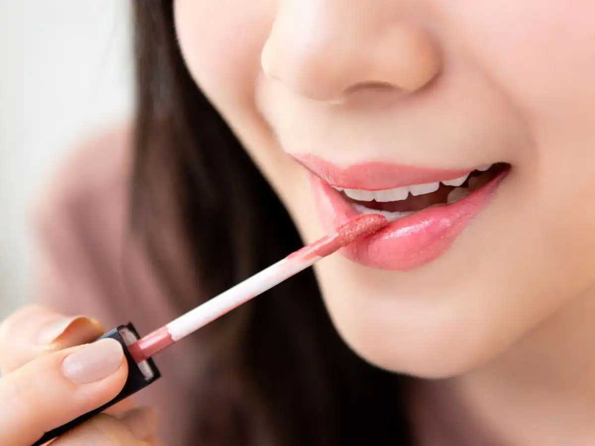 Sử dụng son có màu lành tính sau ít nhất 2 tháng Sử dụng son có màu lành tính sau ít nhất 2 tháng