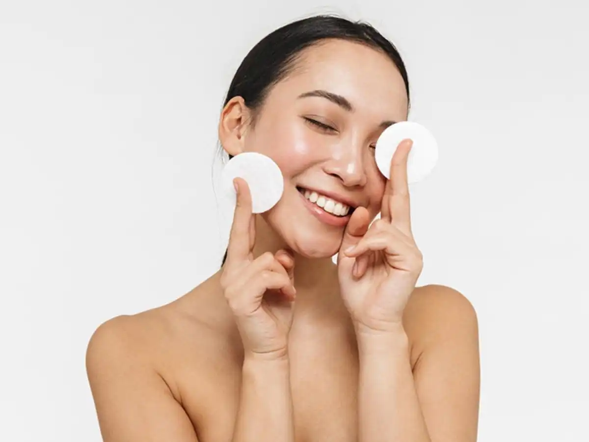 Tẩy trang kỹ lưỡng cuối ngày để làn da được sạch sẽ hơn Tẩy trang kỹ lưỡng cuối ngày để làn da được sạch sẽ hơn