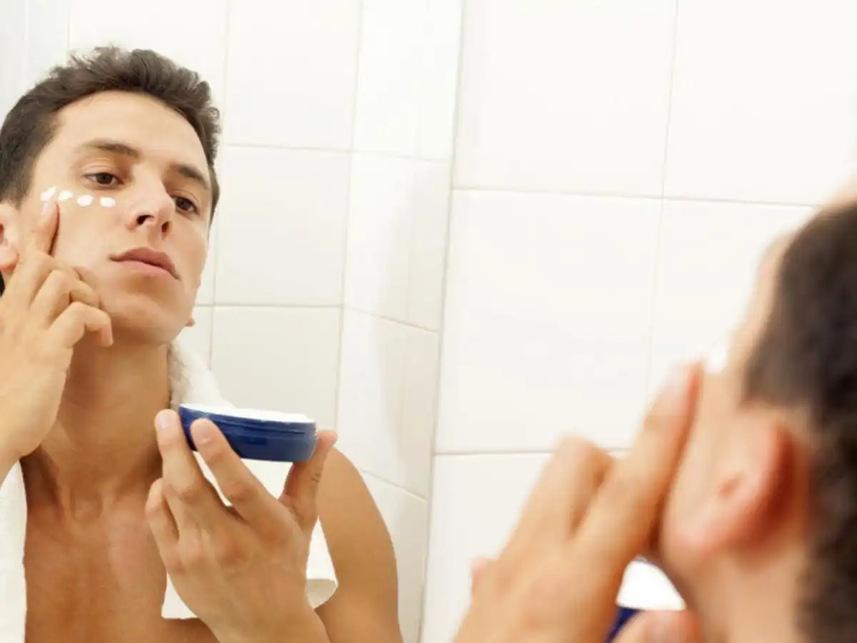 Thường xuyên dùng kem chống nắng để tránh tia UV
