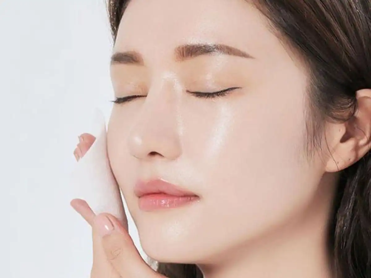 Tránh những sai lầm khi chăm sóc da hỗn hợp như dùng sản phẩm quá mạnh, bỏ qua dưỡng ẩm hay chà xát da quá nhiều Tránh những sai lầm khi chăm sóc da hỗn hợp như dùng sản phẩm quá mạnh, bỏ qua dưỡng ẩm hay chà xát da quá nhiều