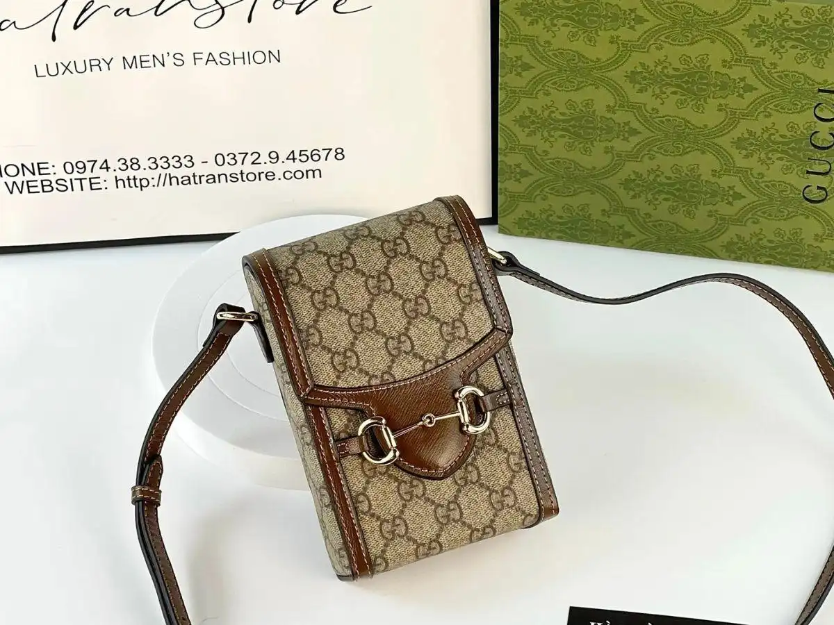 Túi đeo cổ Gucci tạo điểm nhấn cá tính cho outfit dạo phố Túi đeo cổ Gucci tạo điểm nhấn cá tính cho outfit dạo phố