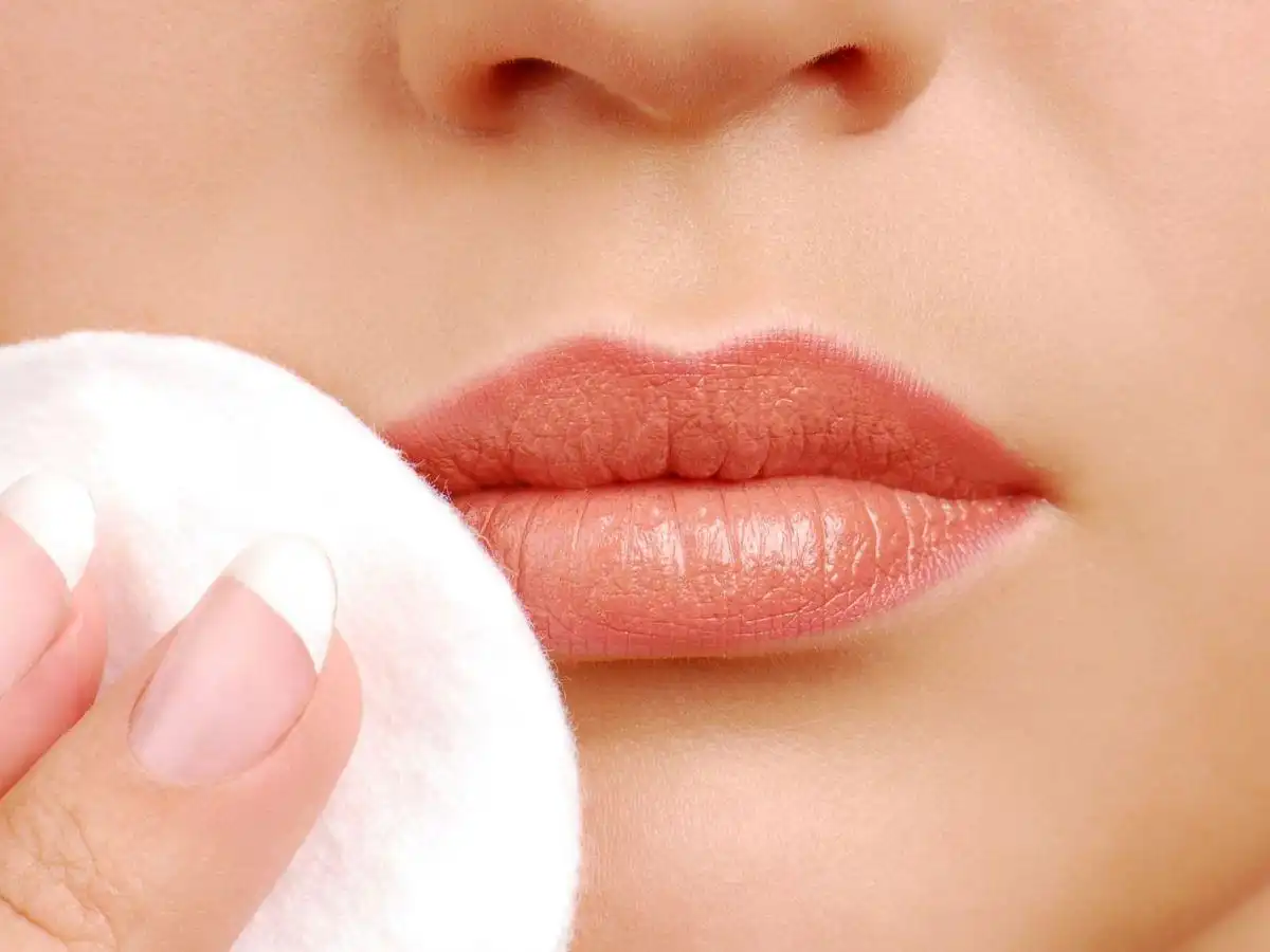 Vệ sinh môi thật sạch sẽ nếu lỡ đánh son sớm và theo dõi phản ứng sau đó để có can thiệp kịp thời Vệ sinh môi thật sạch sẽ nếu lỡ đánh son sớm và theo dõi phản ứng sau đó để có can thiệp kịp thời