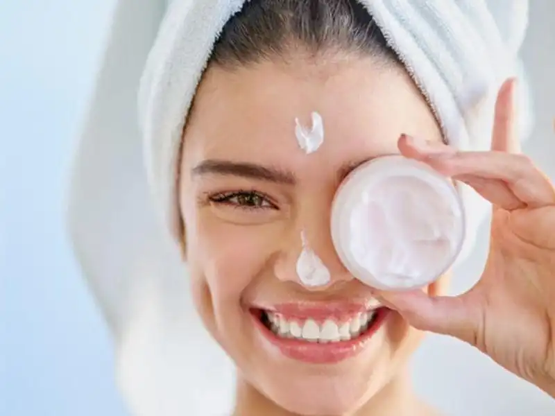 Việc lạm dụng các sản phẩm không phù hợp sẽ khiến da bị mỏng đi Việc lạm dụng các sản phẩm không phù hợp sẽ khiến da bị mỏng đi