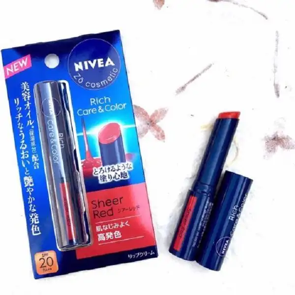 Vỏ son được thiết kế màu xanh bóng sang trọng, gây ấn tượng từ cái nhìn đầu tiên
